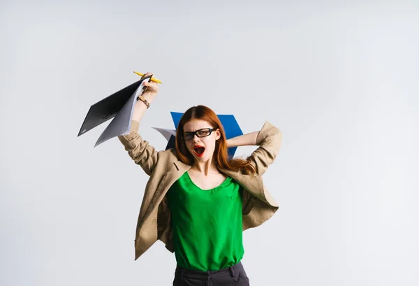 Fáradt fiatal üzleti nő visel szemüveget és egy divatos zöld kabát dokumentumokat tartja a kezében, és ásítás — Stock Fotó