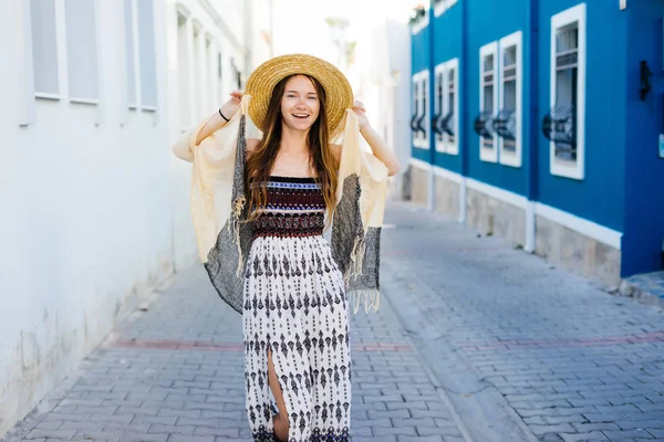 Mujer cara divertida, vacaciones de viaje de verano, en un sombrero de paja y un vestido de moda —  Fotos de Stock