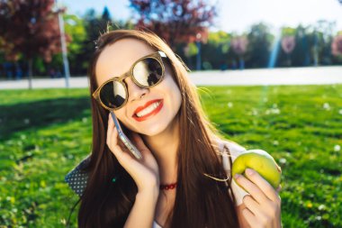 Sağlık beyaz diş beyazlatma kadınla. Cep telefonunuzda konuşuyor