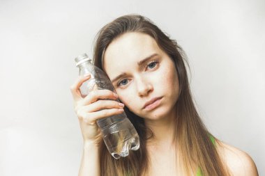 Üzgün kadın baş ağrısı ve su ile vurguladı