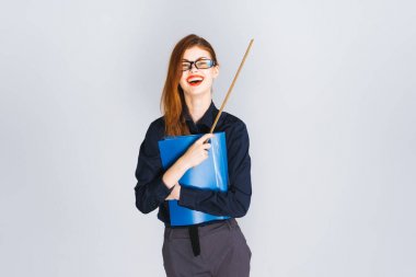 Onun konu beyaz bir arka plan üzerinde genç kız öğretmen öğretir