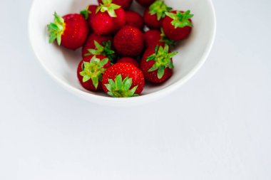 Taze çiğ sağlıklı beslenme çilek meyve plaka, izole beyaz, görünümü yukarıda, flatlay yakın-up, boşaltmak için metin, çerçeve