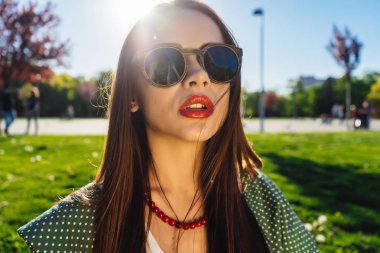 Kadın moda gözlük dışında. Yaz glamour gülümseyen kız