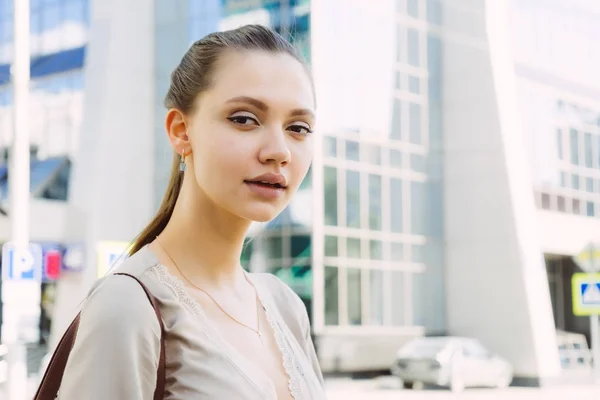 Attraente ragazza sexy in abito beige posa, passeggiando per la città — Foto Stock