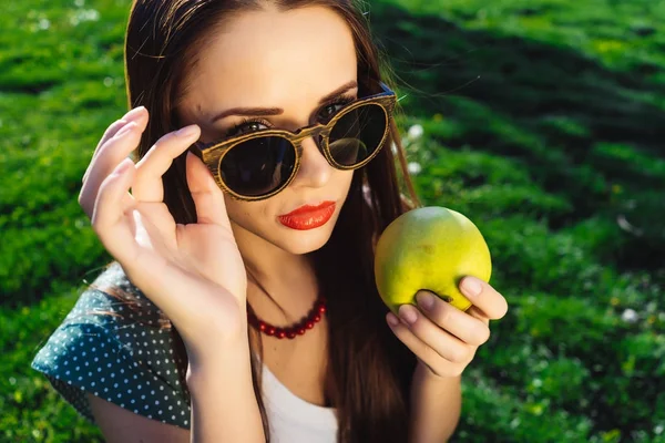 Mujer de moda escéptica en vidrios.Mujer con gafas de sol, a dieta — Foto de Stock