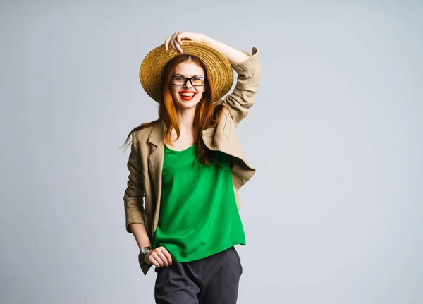 산책을 준비 하는 모자에 행복 한 여자 — 스톡 사진