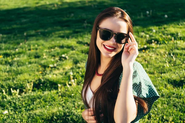 Pretty woman on grass background ,sunglasses ,smile — Stock Photo, Image
