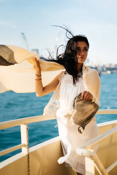 Счастливая улыбающаяся девушка на лодке наслаждается закатом, солнцем, завернутым в шарф Лицензионные Стоковые Изображения