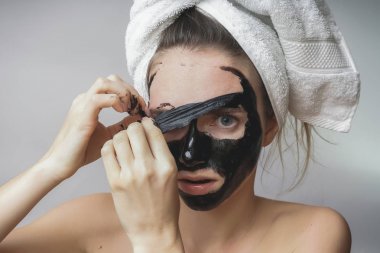 Kadın siyah maske, iyi sonuçlar çıkarmak. Yüz fırçalayın, pul pul dökülme gözenekleri, temiz cilt
