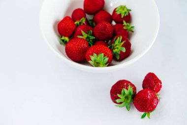 Taze çiğ sağlıklı beslenme çilek meyve plaka, izole beyaz, görünümü yukarıda, flatlay yakın-up, boşaltmak için metin, çerçeve