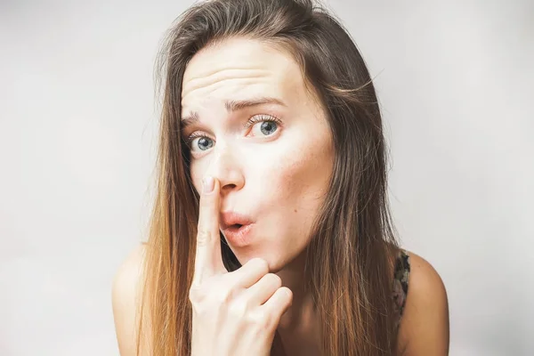Mujer joven con acné en la nariz, se ve molesto — Foto de Stock