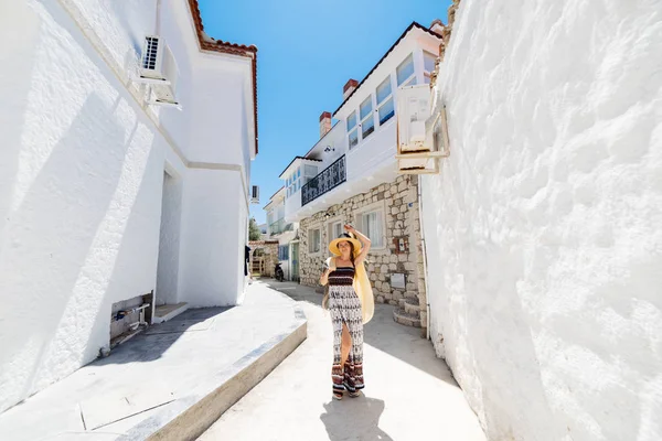 Turista de viajes Happy Woman Santorini, Islas Griegas, Grecia, Europa. Chica en vacaciones de verano visitando famoso destino turístico divirtiéndose sonriendo en Oia . —  Fotos de Stock