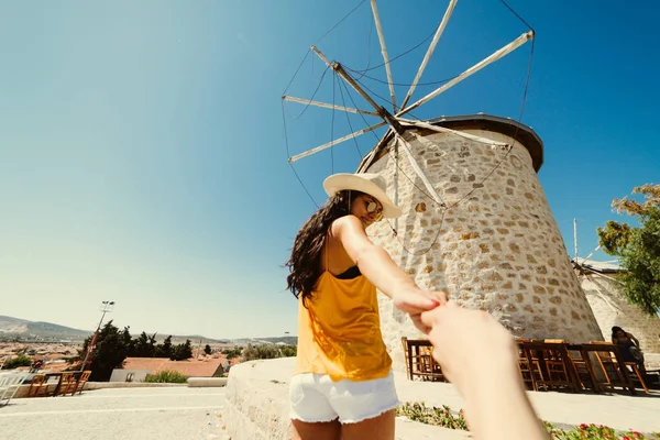 La mujer tiene novio de la mano síganme, viejos molinos de viento. Vacaciones de verano en Europa, vacaciones, viajero.España, Grecia, pavo . —  Fotos de Stock