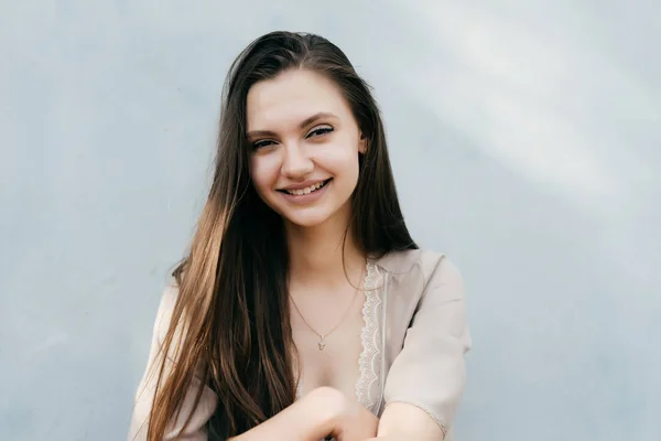 행복 한 어린 소녀 모델 빛 벽에 의해 포즈 미소 — 스톡 사진
