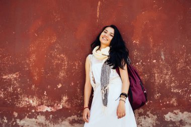 Beyaz elbiseli gülen öğrenci kız ayakta sırt çantası ve gülümseyen, tatil, üniversite ile