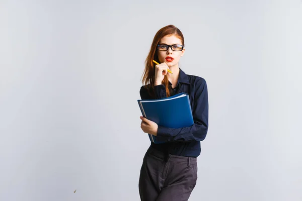 Sekretärin mit Brille hält eine Akte in der Hand und hört aufmerksam zu — Stockfoto