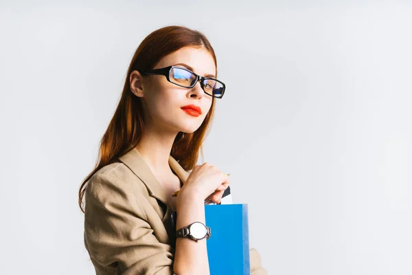 Jeune fille secrétaire dans des lunettes tient un dossier — Photo