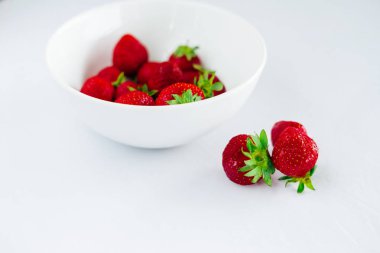 Taze çiğ sağlıklı beslenme çilek meyve plaka, izole beyaz, görünümü yukarıda, flatlay yakın-up, boşaltmak için metin, çerçeve