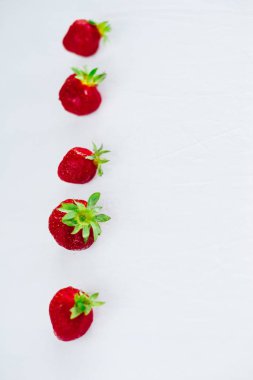 Taze çiğ sağlıklı beslenme çilek meyve plaka, izole beyaz, görünümü yukarıda, flatlay yakın-up, boşaltmak için metin, çerçeve