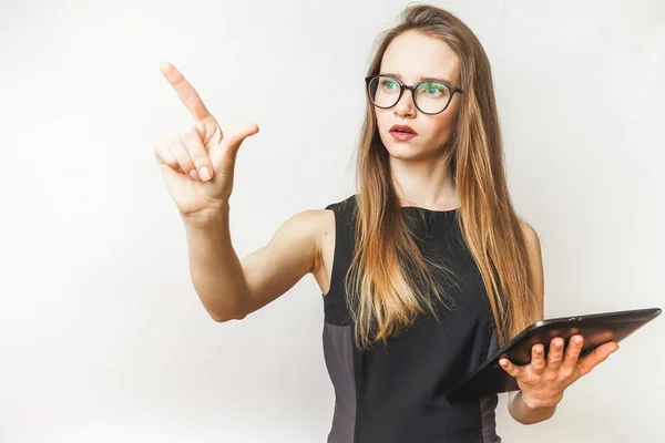 Junge Frau zoomt virtuellen Bildschirm, digitale Geste, trägt Brille und schwarzes Kleid — Stockfoto