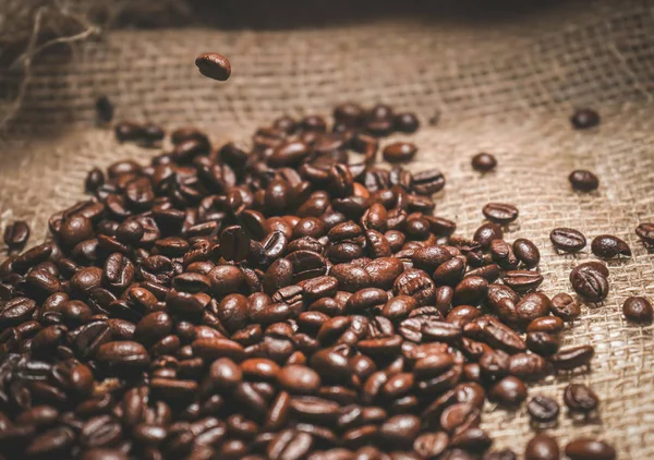 Güzel kokulu Brezilyalı kahve taneleri tuval kumaş üzerine yalan — Stok fotoğraf