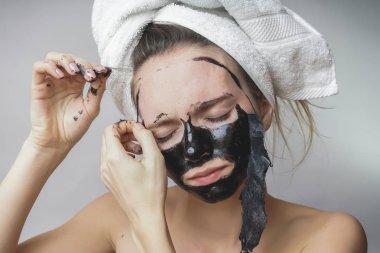 Kadın siyah maske, iyi sonuçlar çıkarmak. Yüz fırçalayın, pul pul dökülme gözenekleri, temiz cilt