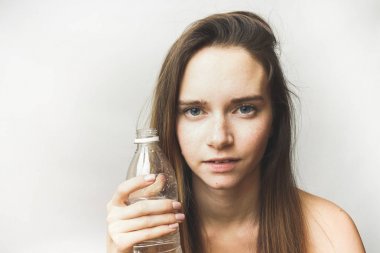 Sabah saat su, kadın üzerinde beyaz bir arka plan ile 