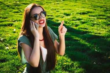 Kızgın duygusal üzgün yüz ifadesi kadın elinde smartphone ile