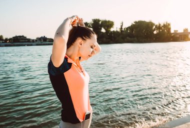 Akşam koşu sırasında spor kız saçını düzeltiyor