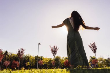 neşeli ve mutlu bir kadın geri silüeti