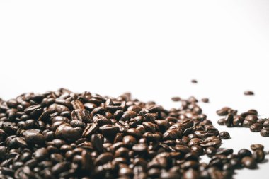 Beyaz bir tablo için neşeli bir sabah kahve taneleri arabica, dağınık