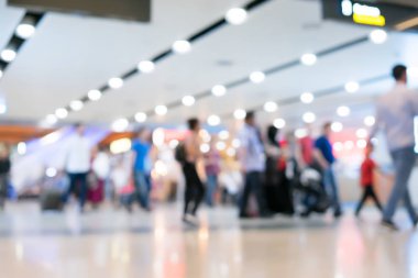 Bulanık arka plan: Backpackers yolcusu Havalimanı terminal