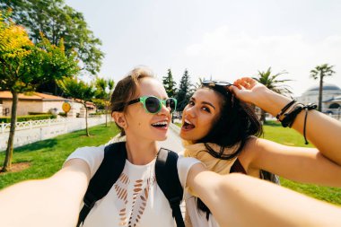 İki mutlu kız öğrenciler, gözlüklü değişimi, farklı milletlerden selfie şehir yap