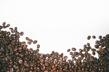 Beyaz bir arka plan üzerinde kokulu Brezilyalı kahve taneleri yalan