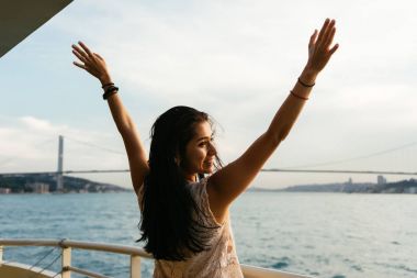 Gemi tatil kadının seyahat etmek tatil denizde seyir. Ücretsiz kaygısız mutlu kız Kollarını açarak özgürlük poz Ocean adlı arıyorsunuz.