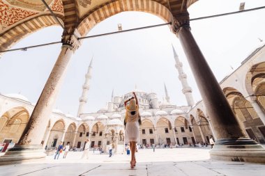 Bir eşarp genç bir Müslüman kadın Istanbul camiye gider. Yaz tatili, seyahat. İspanyol kız, İran, Suriye kadın