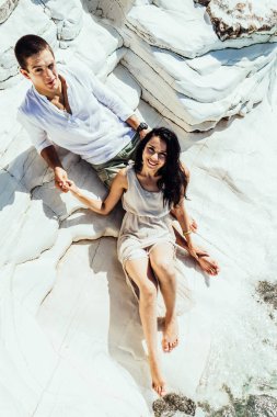 Aşık genç bir çift beyaz kayalar yakınındaki güzel temiz su tatile yatıyor