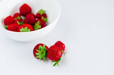 Taze çiğ sağlıklı beslenme çilek meyve plaka, izole beyaz, görünümü yukarıda, flatlay yakın-up, boşaltmak için metin, çerçeve