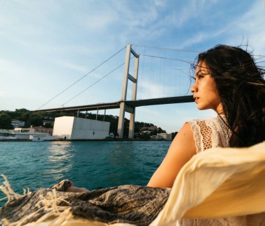 Boğaz'ın, gün batımını bakar bir teknede genç romantik seyahat etmek yelken
