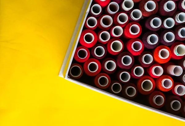 Um monte de bolas com fio vermelho estão na caixa — Fotografia de Stock