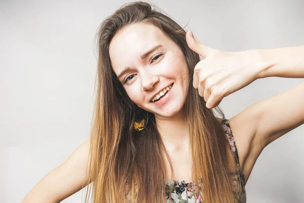 Mujer muestra llamada con la mano sobre un fondo blanco — Foto de Stock