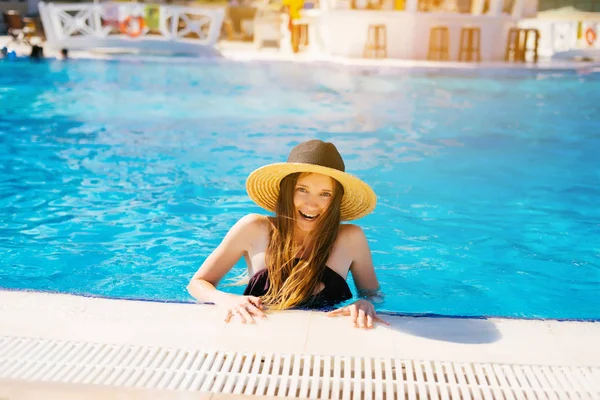Divertente faccia felice giovane donna che nuota in piscina — Foto Stock