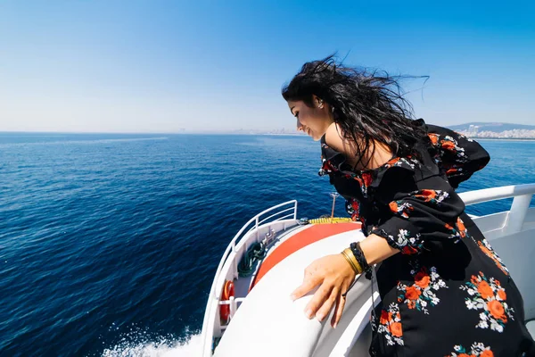 Lycklig kvinna som tittar i en långt på yacht — Stockfoto
