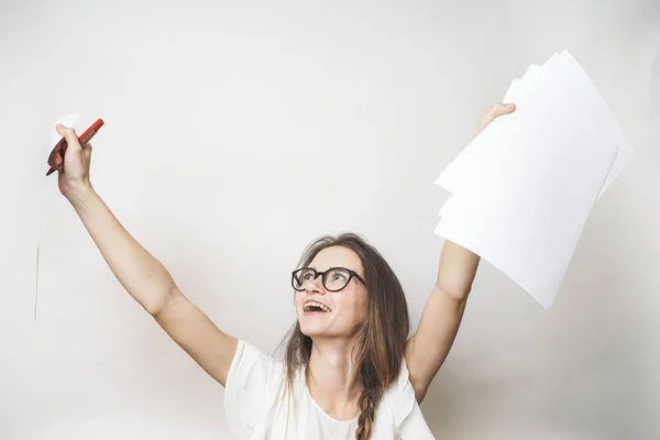 Ein junges glückliches Mädchen mit Brille und weißem T-Shirt ist glücklich mit etwas, glücklich, hat die Arbeit gemacht — Stockfoto