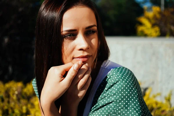 Kadın sonbahar Park, düşünme genç kız rüya. 