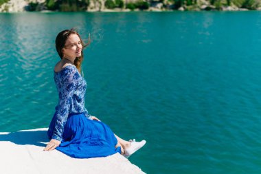 Sahilde rahatlatıcı, oturma dışında tropikal mutlu gülümseyen kadın zevk yaz tatil seyahat, portre kadar mavi su boşaltmak üzerinde kapatın