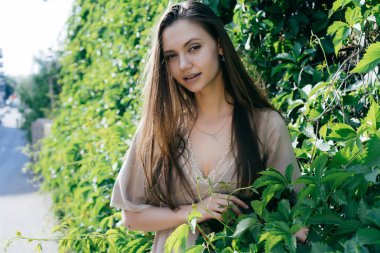 çekici uzun saçlı kız model yeşil yeşillik poz