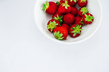 Taze çiğ sağlıklı beslenme çilek meyve plaka, izole beyaz, görünümü yukarıda, flatlay yakın-up, boşaltmak için metin, çerçeve