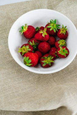 Taze çiğ sağlıklı beslenme çilek meyve plaka, izole beyaz, görünümü yukarıda, flatlay yakın-up, boşaltmak için metin, çerçeve. Köyün rustik tuval, kırsal gıda