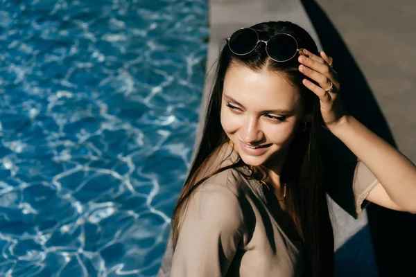 Mujer de piel tonificada clara disfrutar de vacaciones de verano cerca de la piscina, copyspace — Foto de Stock